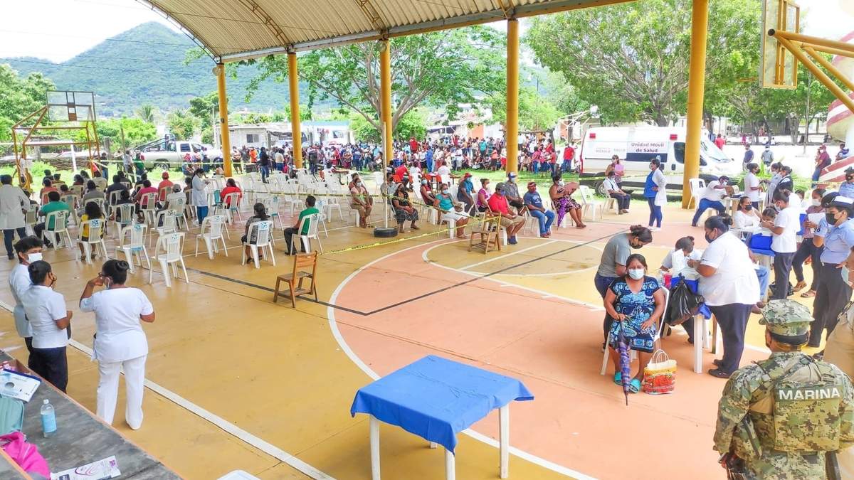 Aplicación de la vacuna contra el covid-19 en Santiago Astata, Oaxaca