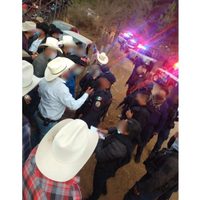 Asistentes a jaripeo reciben con palos y piedras a policías
