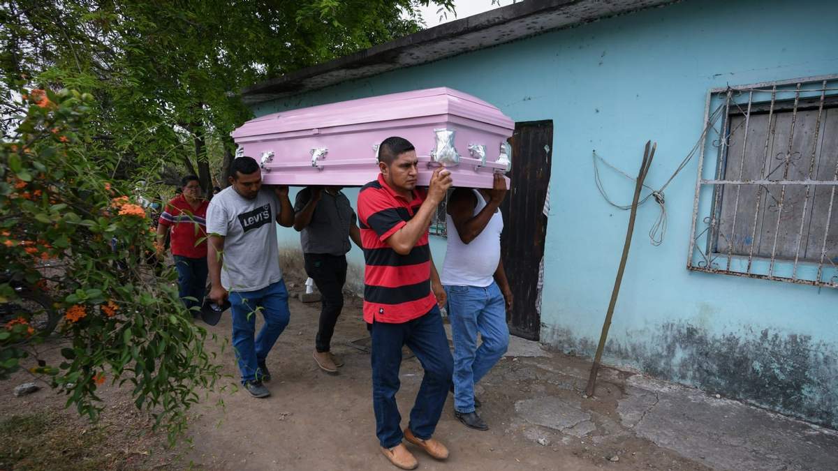 El cuerpo de Lizbeth Vargas, de 25 años, víctima de feminicidio presuntamente por parte de su cónyuge, fue sepultado en el panteón de la comunidad El Moralillo, en Medellín de Bravo, Veracruz