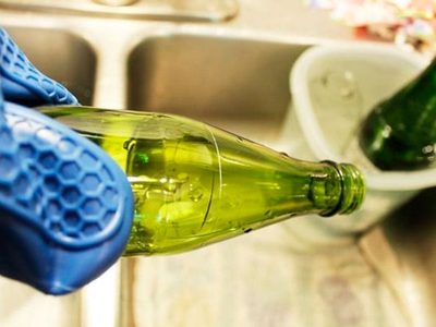 Probá este truco tan fácil y efectivo para limpiar tus botellas de vidrio por dentro y dejarlas relucientes