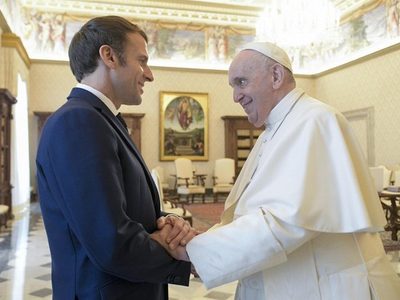 El Papa se reúne durante casi una hora con Macron en el Vaticano para hablar de la paz en Europa