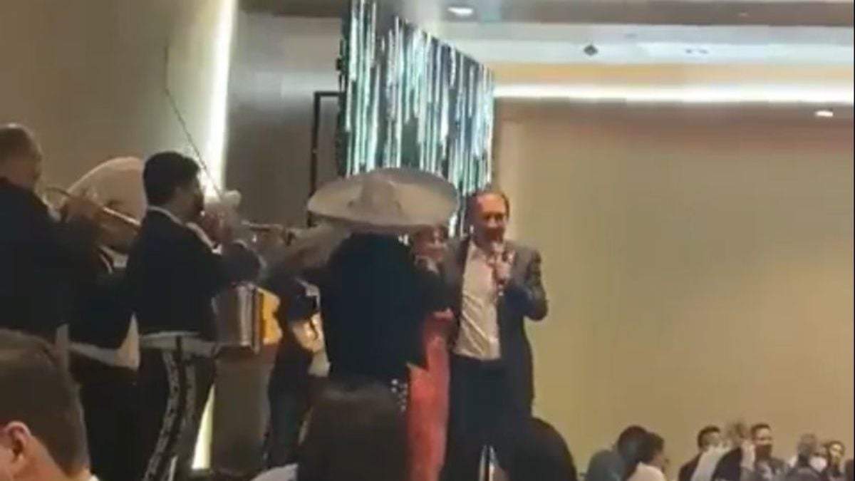 El secretario Manuel de la O Cavazos, captado cantando sin cubrebocas