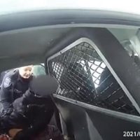Policías de NY esposan y echan gas pimienta a una menor de 9 años