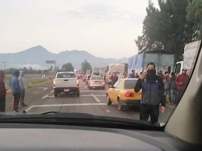 Normalistas de Tiripetío retienen autobuses de pasajeros y de carga