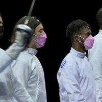 Esgrimistas usan cubrebocas rosas en solidaridad con víctimas de abuso de Alen Hadzic