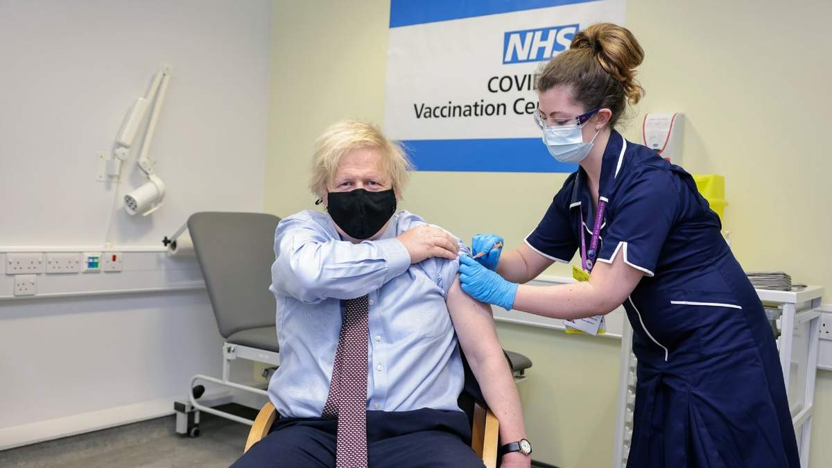 Boris Johnson vacunado con la dosis de AstraZeneca
