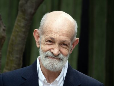 Luis De Tavira recibe Medalla Vasconcelos; lanza crítica a políticas culturales