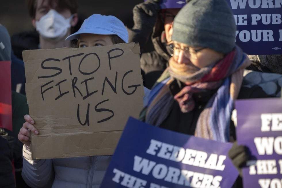 Aumenta preocupación por espionaje mientras Trump y Musk despiden a miles de trabajadores federales