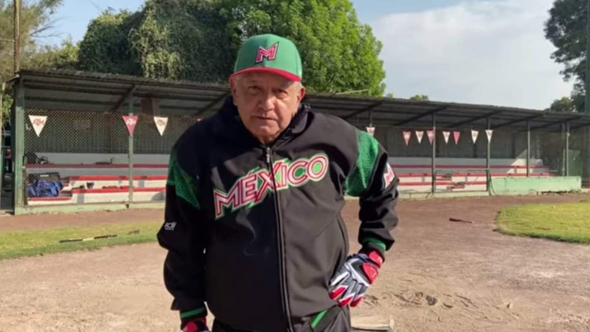 El presidente publicó el lunes un video en el que practica beisbol