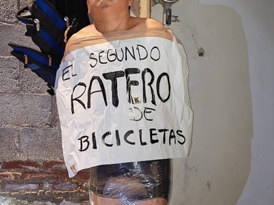 Presunto ladrón de bicicletas es emplayado y exhibido desnudo en Cholula, Puebla