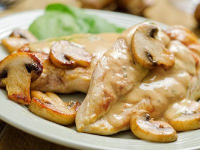 Pollo cremoso: mirá esta jugosa, fácil y divina receta si no sabés qué preparar estos días
