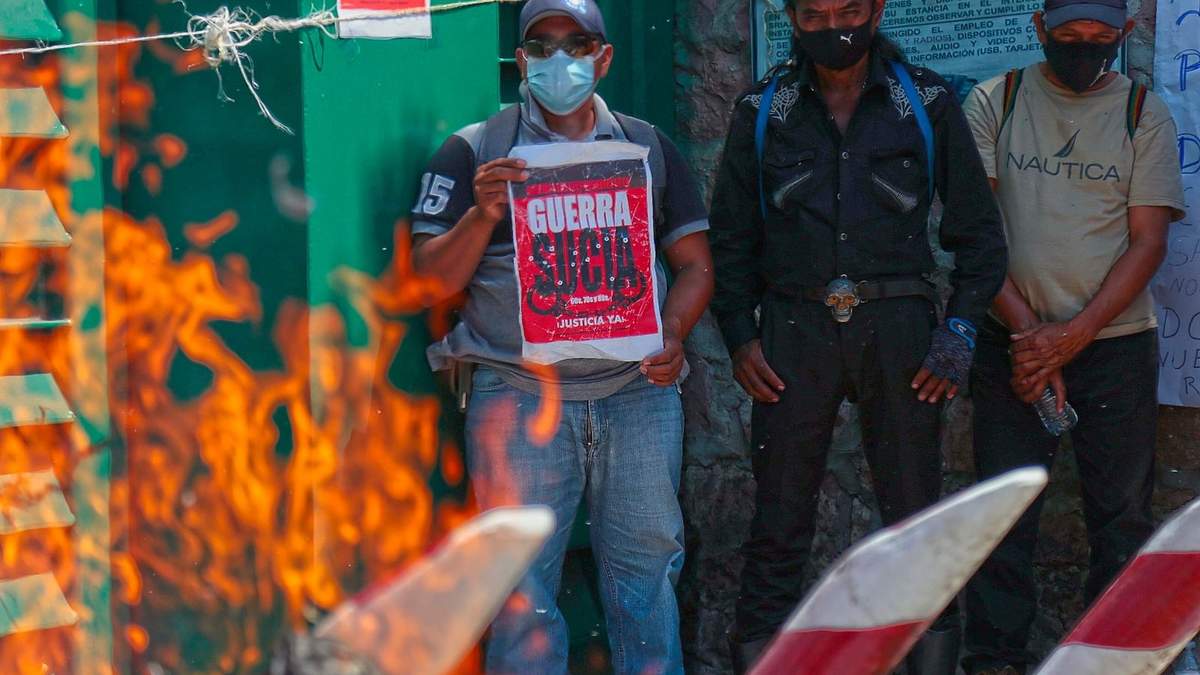 Protesta por los crímenes cometidos por el Ejército Mexicano durante la Guerra Sucia