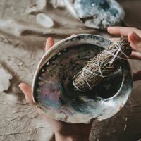 Rituales: así tenés que sahumar tu cama para atraer vibras positivas y abrir todos tus caminos este año