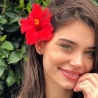 Con vista al mar: así celebró Eva De Dominici el primer añito de Cairo y nos hechizó por completo