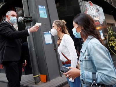 España en alerta: el coronavirus pone en la mira a la población joven no vacunada