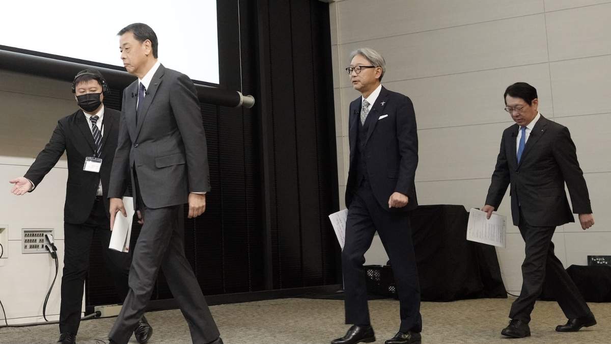 El CEO de Nissan Makoto Uchida, izquierda, el CEO de Honda Toshihiro Mibe, centro, y el CEO de Mitsubishi Motors, Takao Kato, derecha, llegan a la conferencia de prensa en Tokio el 23 de diciembre