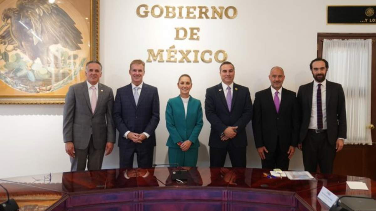 Sheinbaum con Keith Creel, presidente y director ejecutivo de Canadian Pacific Kansas City