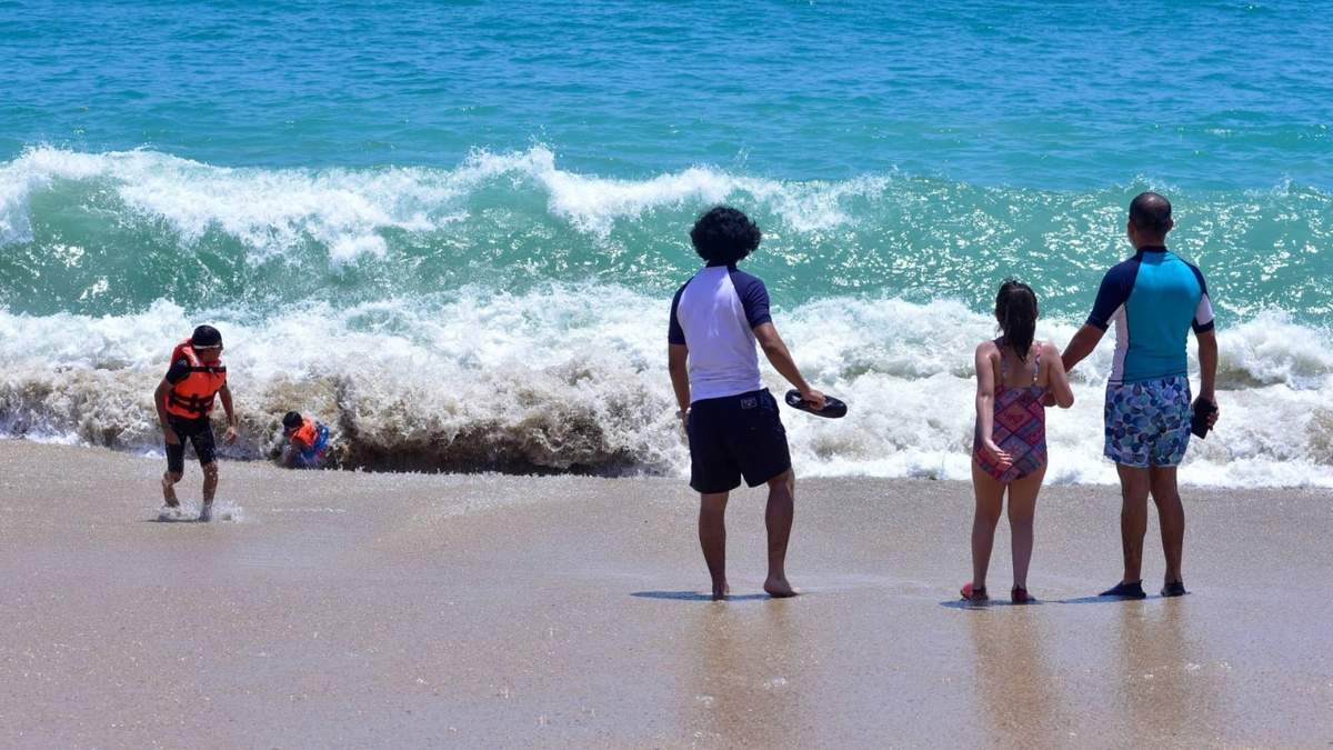 Vacacionistas en Acapulco. Guerrero es una de las entidades en las que se prevén olas de uno a dos metros