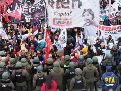 La movilización de ATEN estuvo marcada por el tenso cruce con Gendarmería en los puentes