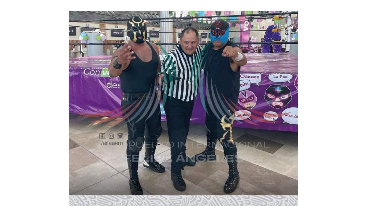 Día del AIFA. Luchadores en evento de Volaris