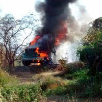Por tercer día consecutivo, bloquean carreteras e incendian automotores en Michoacán