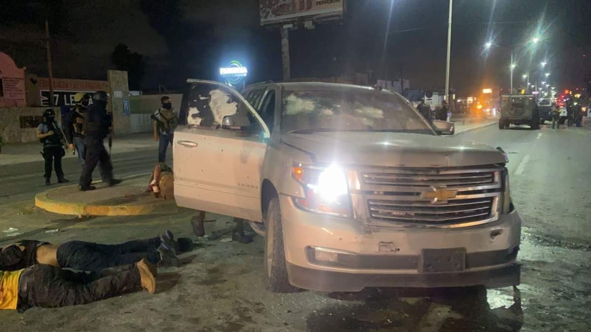 Dos presuntos sicarios detenidos que viajaban en una camioneta blindada
