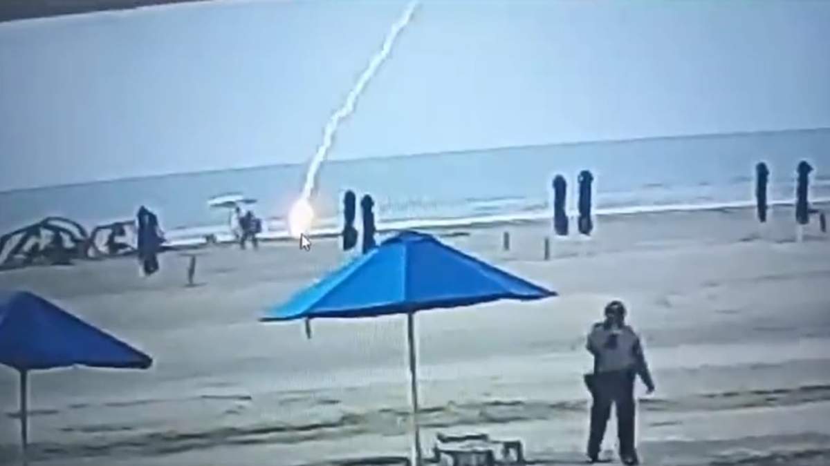 El momento en el que le cae el rayo a la mujer