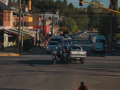 Plottier: violento choque entre una moto y una camioneta en la Ruta 22 dejó a un hombre herido de gravedad
