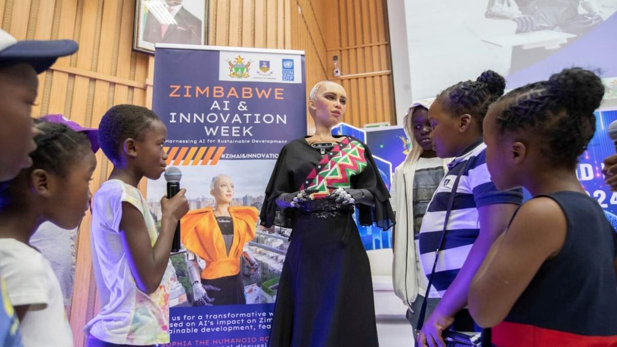 Sophia, el robot humanoide, responde preguntas de niños en la Universidad de Zimbabue, en Harare, el viernes 13 de diciembre de 2024