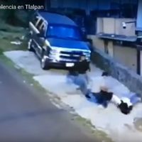Ladrones golpean y arrastran a una mujer al asaltarla (Video)