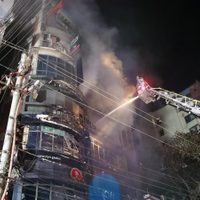 Al menos 44 muertos por un incendio en un centro comercial en la capital de Bangladesh