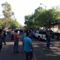 Maestros bloquean oficinas de gobierno y vialidades en Morelia para exigir el pago de su salario