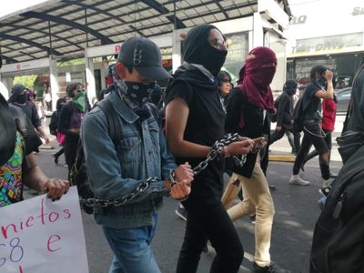 Alumnos de prepa de la UNAM vandalizan Rectoría y convocan a huelga (Video)
