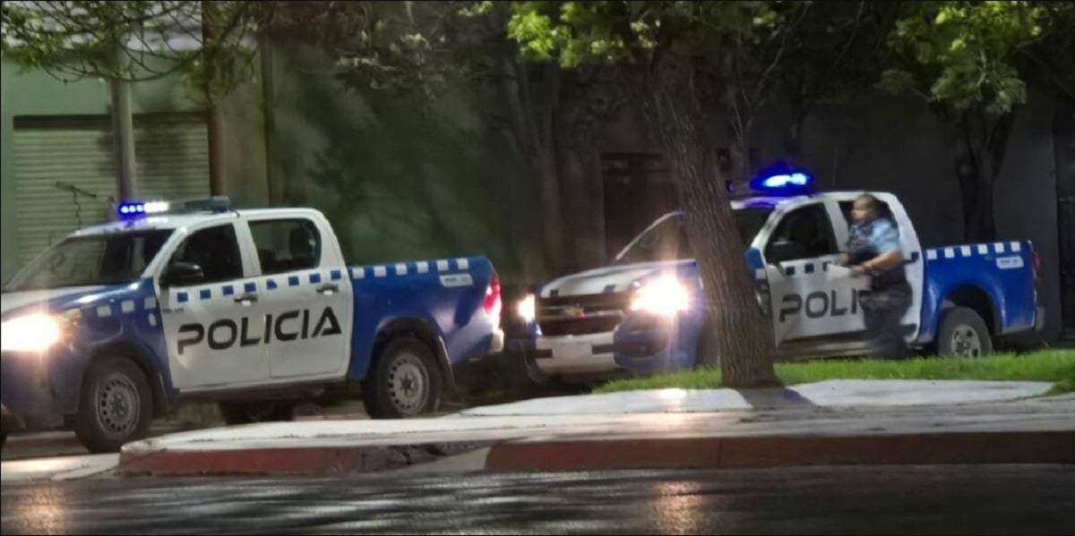 Los policías acudieron a los lugares donde ocurrieron los incidentes. Fuente: (Centenario Digital)