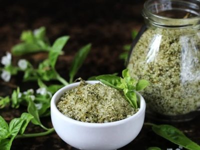 Dale un plus a tus comidas con esta sal de albahaca casera muy fácil de preparar y muy deliciosa