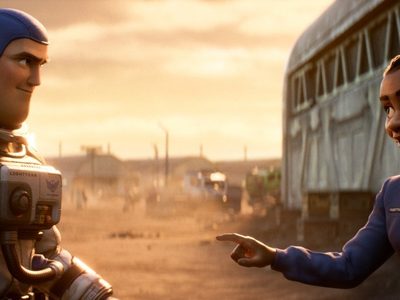 Prohíben Lightyear en 14 países por escena de un beso entre mujeres; Chris Evans reacciona con furia