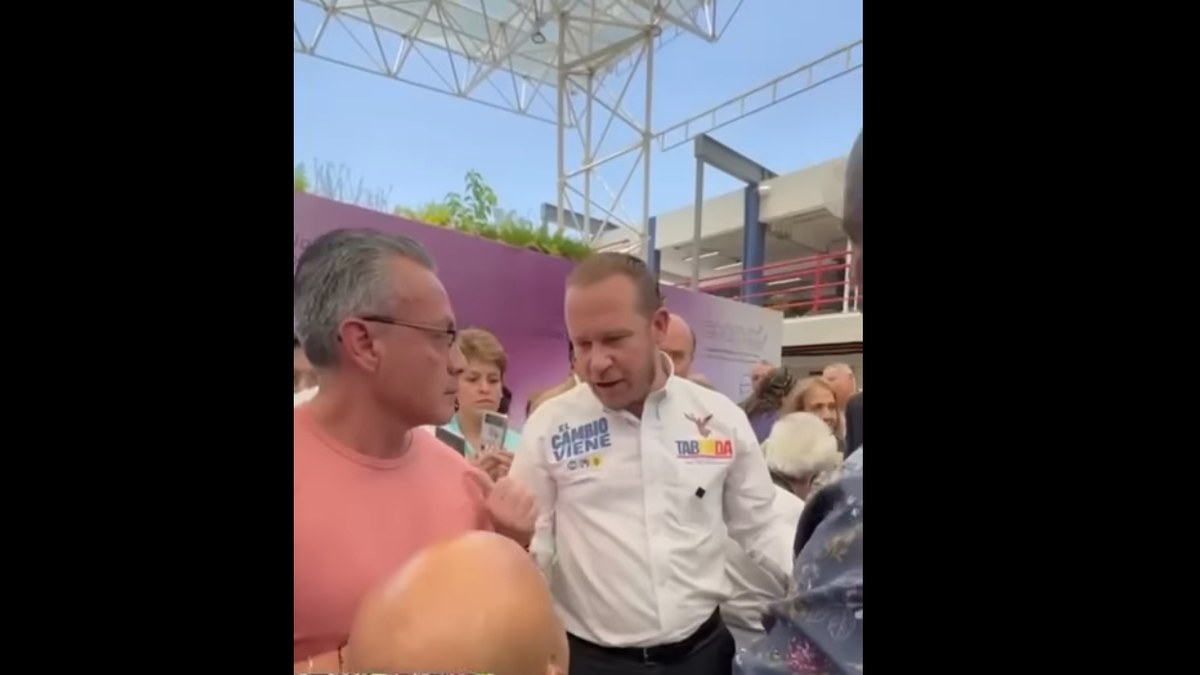 El candidato opositor en la reunión