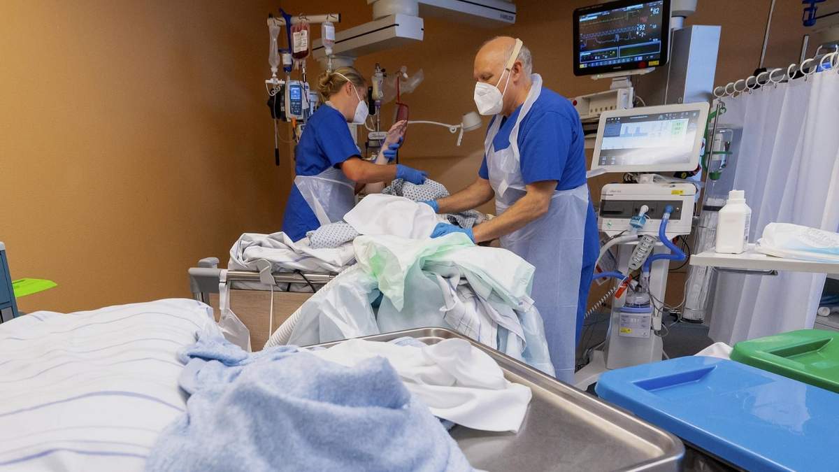 Un paciente con coronavirus es tratado en un hospital de Alemania. Fuente: (Twitter)