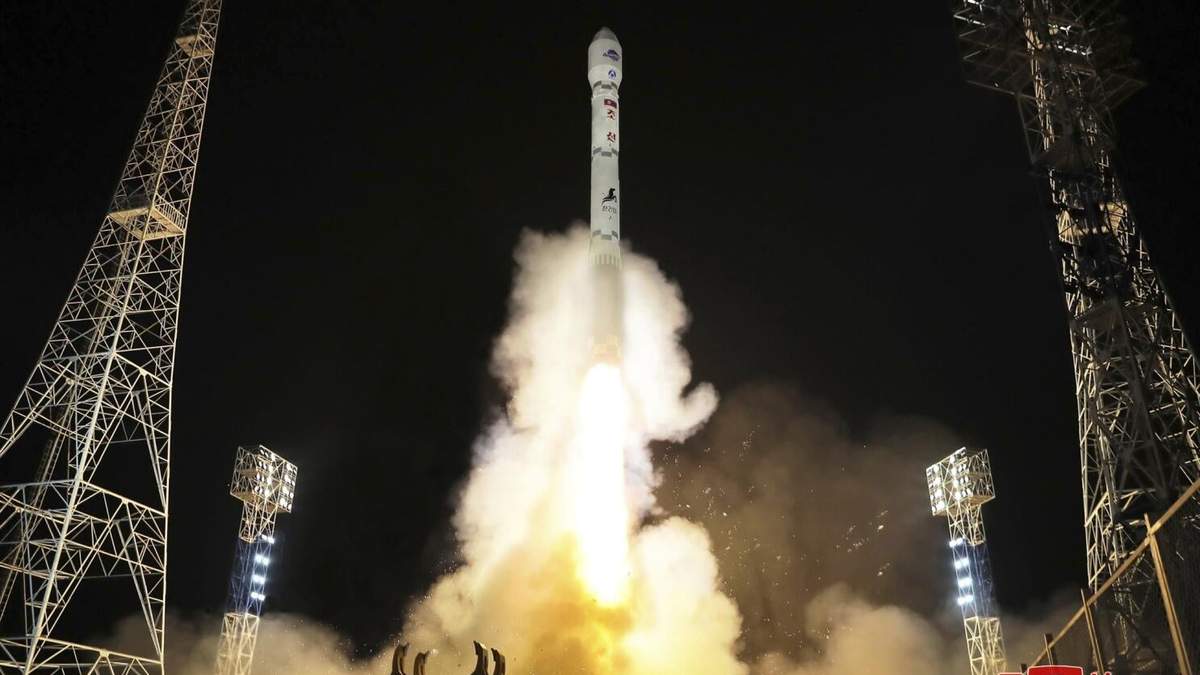 En esta imagen de archivo, distribuida por el gobierno de Corea del Norte, se muestra lo que según el país es el lanzamiento del Malligyong-1, un satélite espía militar