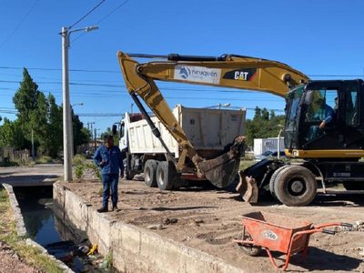 El municipio de Neuquén realiza limpieza en canales antes de que se venga la temporada de lluvias