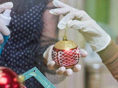 Preparate para las Fiestas: así tenés que limpiar los adornos de Navidad y que queden como nuevos sin dañarlos