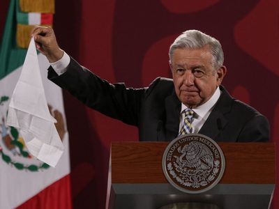 AMLO denuncia presiones para "descarrilar" investigación del caso Ayotzinapa