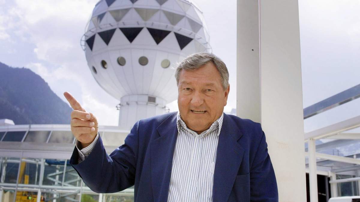 Erich von Daeniken, autor suizo que escribía sobre supuestos orígenes extraterrestres de las civilizaciones antiguas, en el parque de diversión que ayudó a crear en Interlaken, Suiza