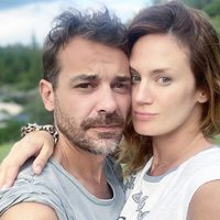 ¡Deslumbrado y enamorado! Pedro Alfonso mira con asombro y ternura la pancita de Paula Chaves
