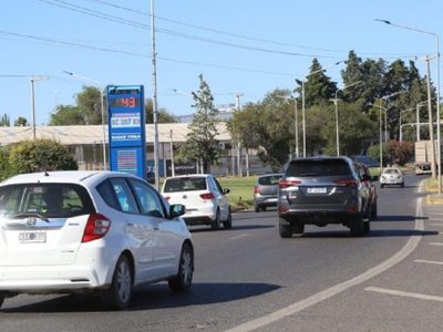 En medio de una entrevista a Baggio, un conductor impactó contra un tótem de Avenida Mosconi