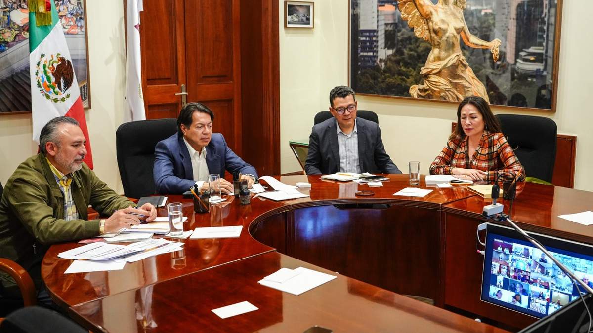 El secretario de Educación Pública, Mario Delgado Carrillo, en reunión de autoridades federales y estatales por las lluvias