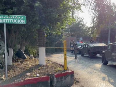 Dejan un cuerpo colgado en las afueras de una escuela en Jiutepec, Morelos
