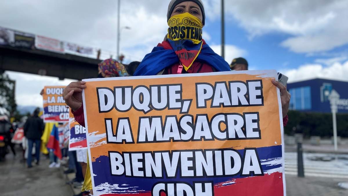 Una mujer sostiene una pancarta durante una protestas pacífica en Bogotá, Colombia. Fuente: (Twitter)
