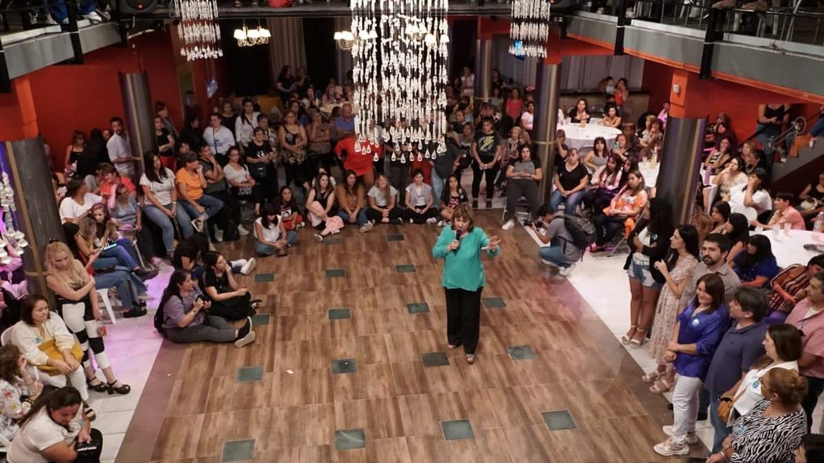 Ana Pechen en encuentro con mujeres. Fuente: (Twitter)