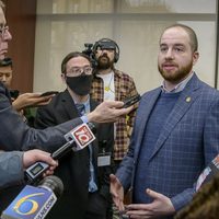 Michigan aprueba prohibir terapia de conversión sexual para menores